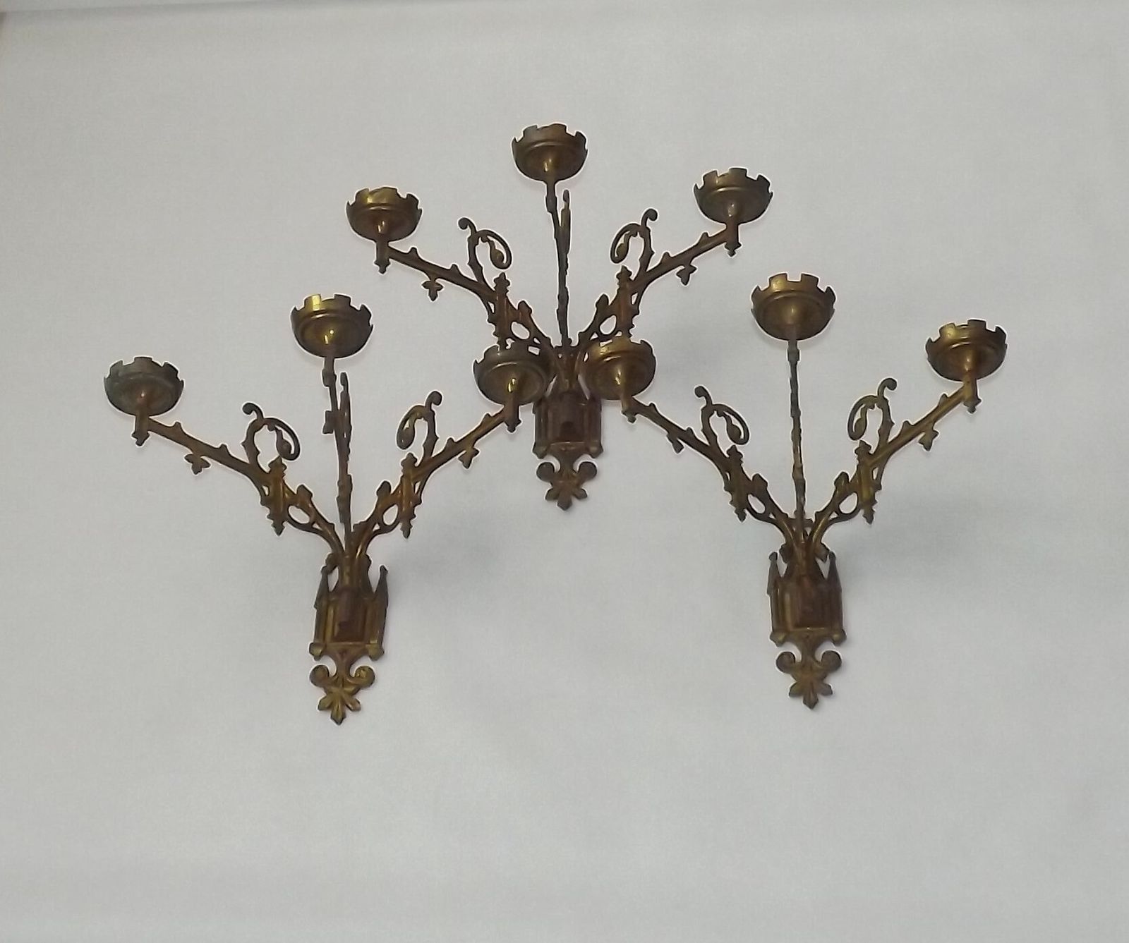 Ensemble de trois appliques murales d'église gothiques en bronze doré, style néo-gothique français photo furniture