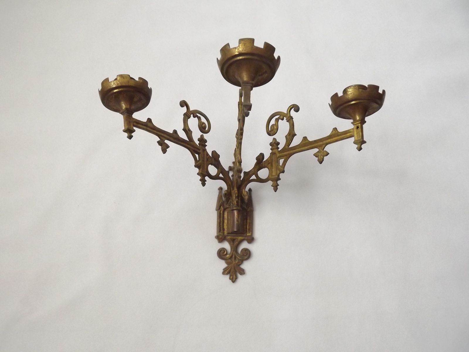 Ensemble de trois appliques murales d'église gothiques en bronze doré, style néo-gothique français photo Luminaires