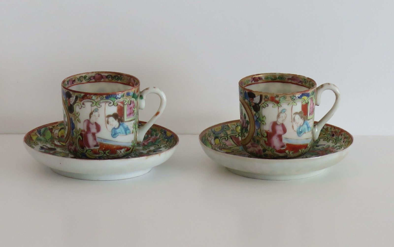Chinese Export Rose Medallion, twee kopjes en twee schoteltjes, Qing, ca. 1850 photo Woonaccessoires