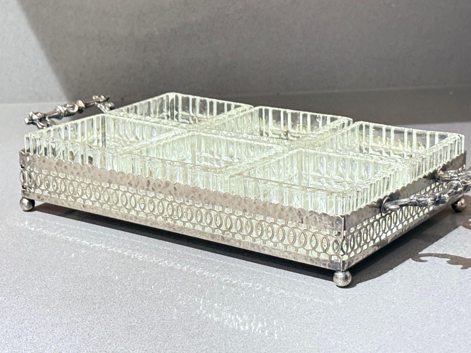 Verzilverd dienblad met zes geslepen glazen schaaltjes, vintage condimentset, canapéservice photo Woonaccessoires