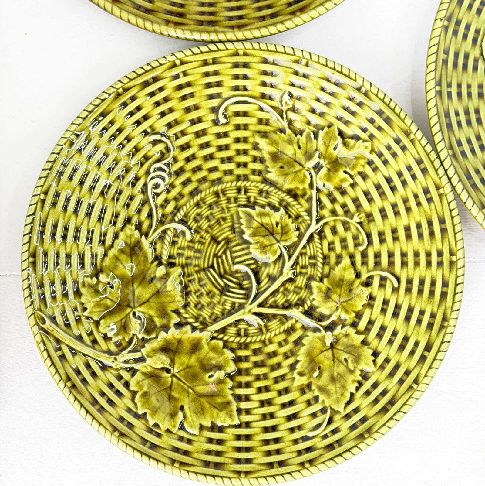 photo for sale Antiek Sarreguemines Majolica Bordenset, Druivenrank en Vlechtwerk