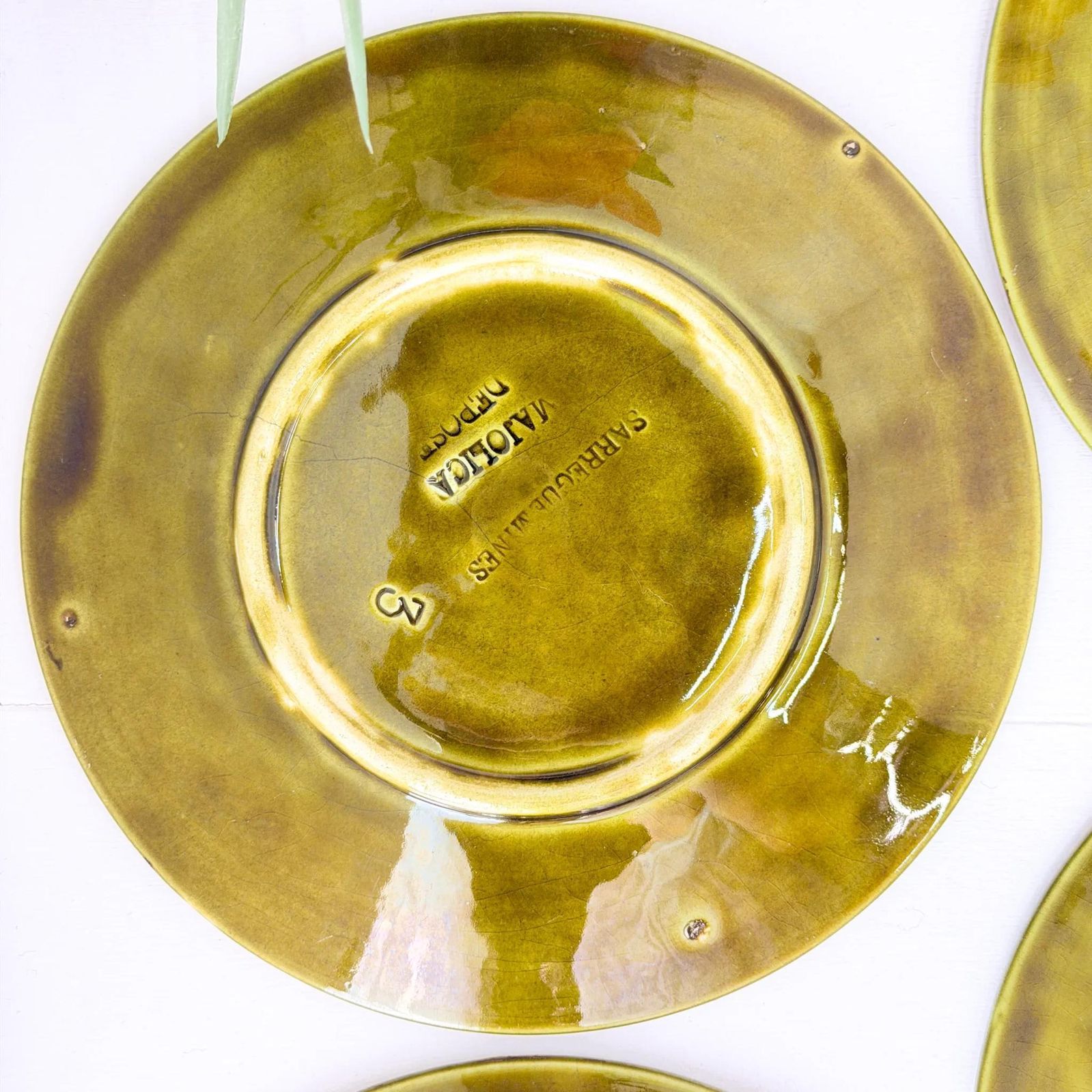 photo vinterior Antiek Sarreguemines Majolica Bordenset, Druivenrank en Vlechtwerk