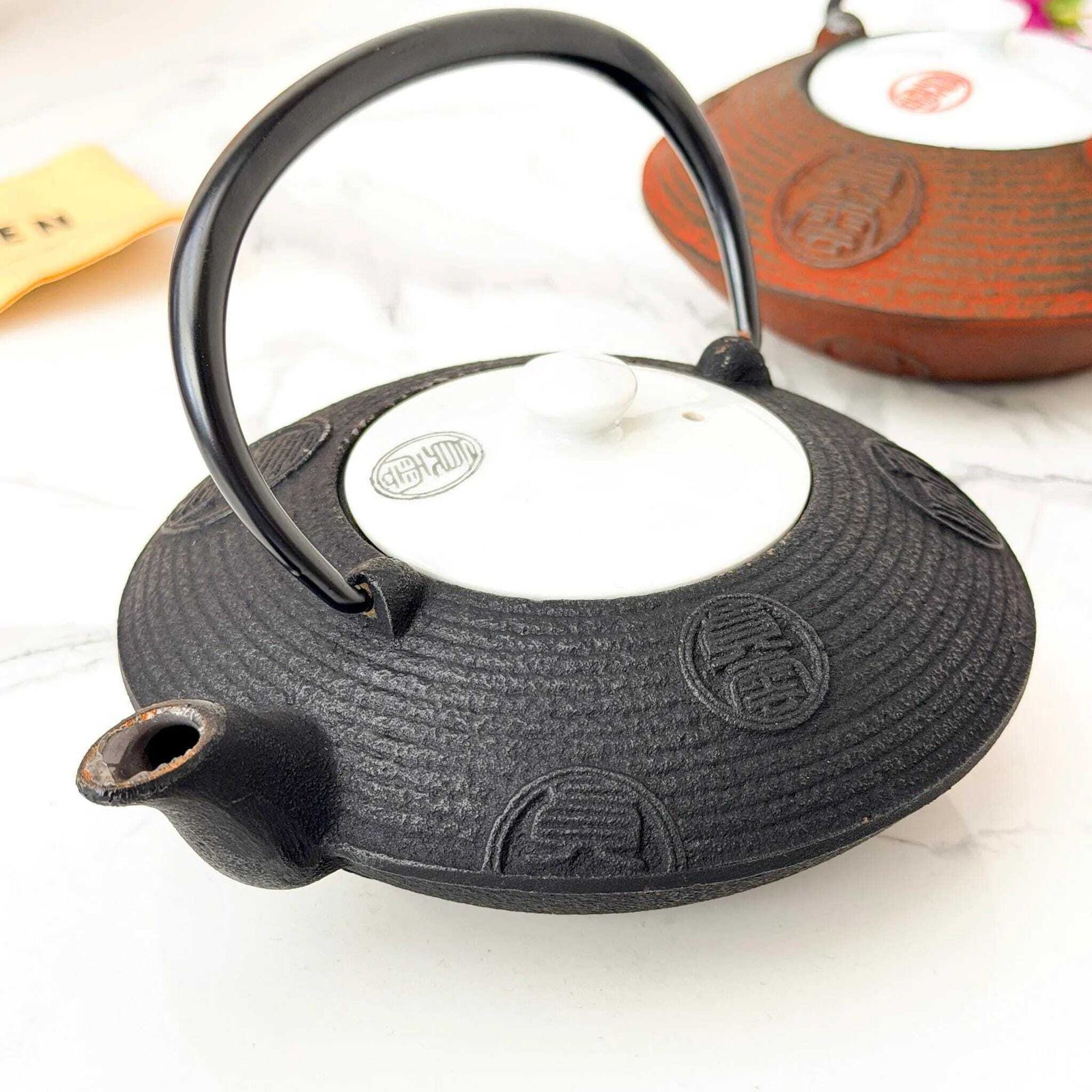 photo vintage Oigen Nanbu Tekki Cast Iron Teapot Pair Black & Red Vintage Japanese