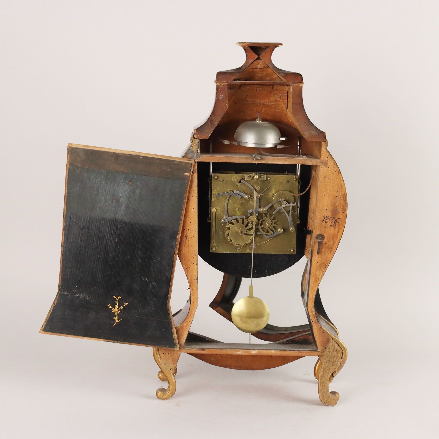 photo furniture Antieke Neuchateloise Slingerklok Bronzen Decoraties '800