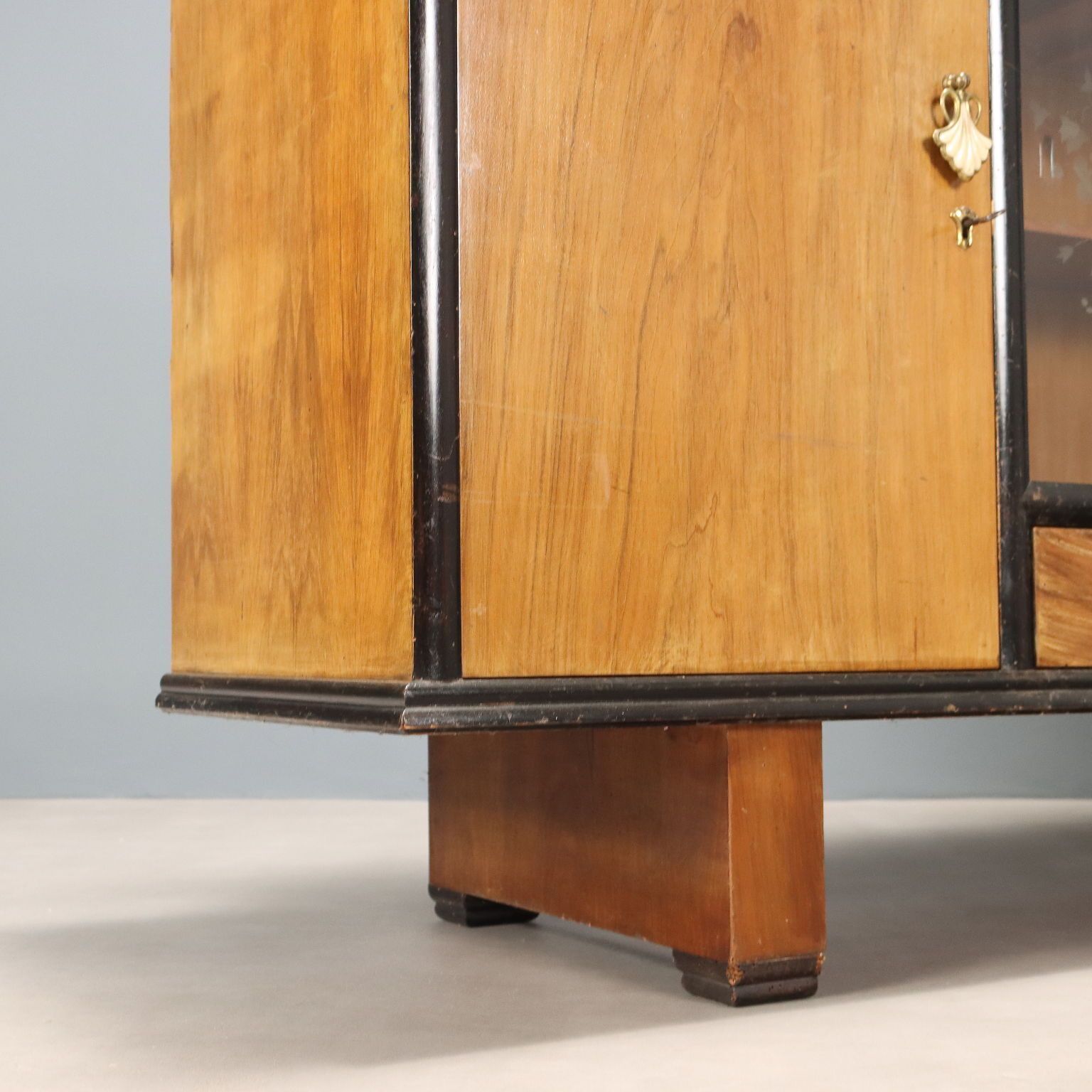 photo for sale Armoire vintage en placage de noyer, Italie, années 1960