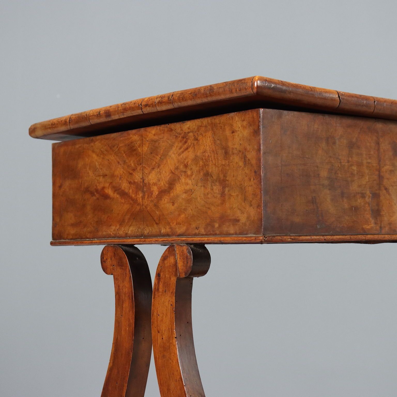 Walnut And Feather Walnut Table, Italië, midden 19e eeuw photo Meubels