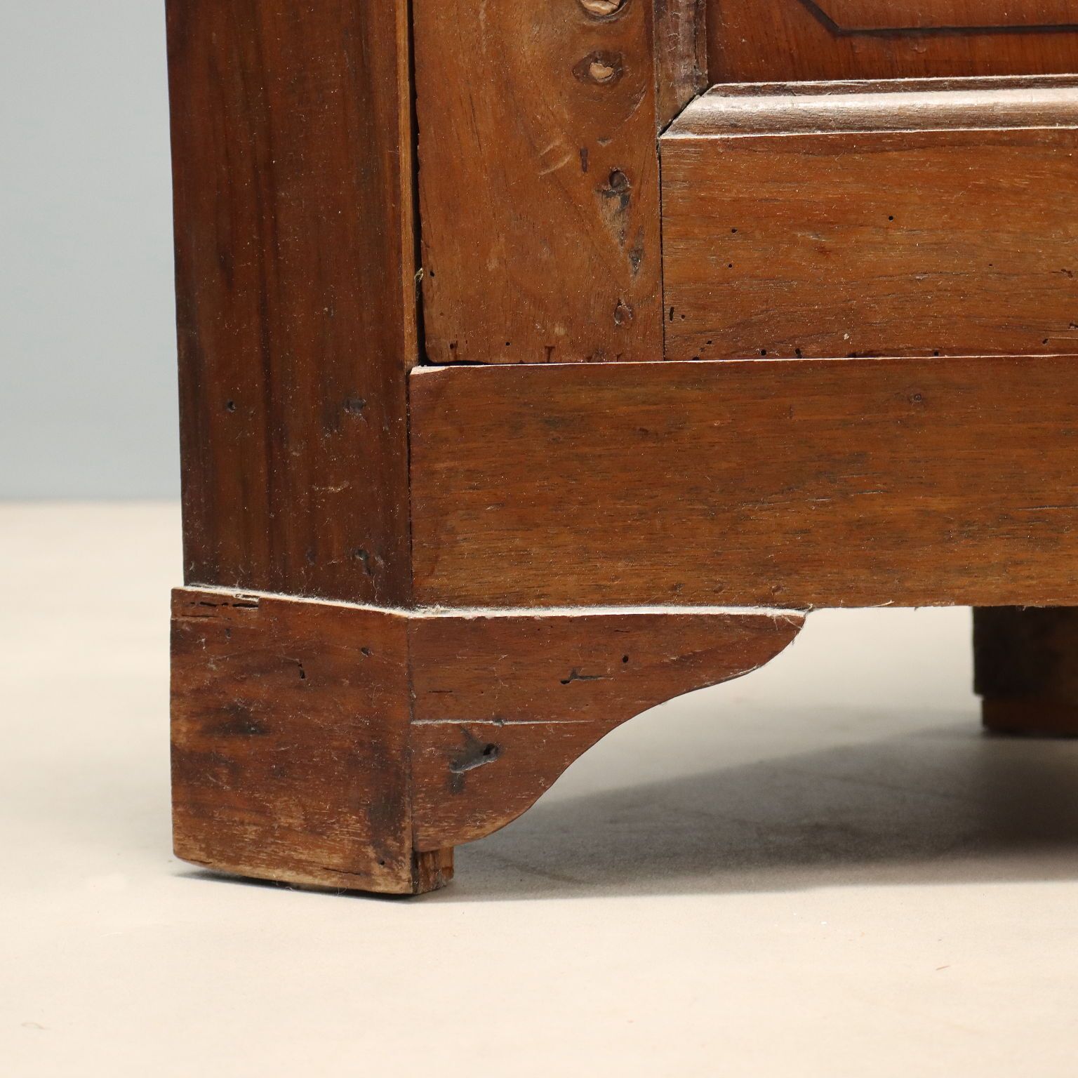 photo furniture Antieke hoekenkast walnoot Italië 19e eeuw
