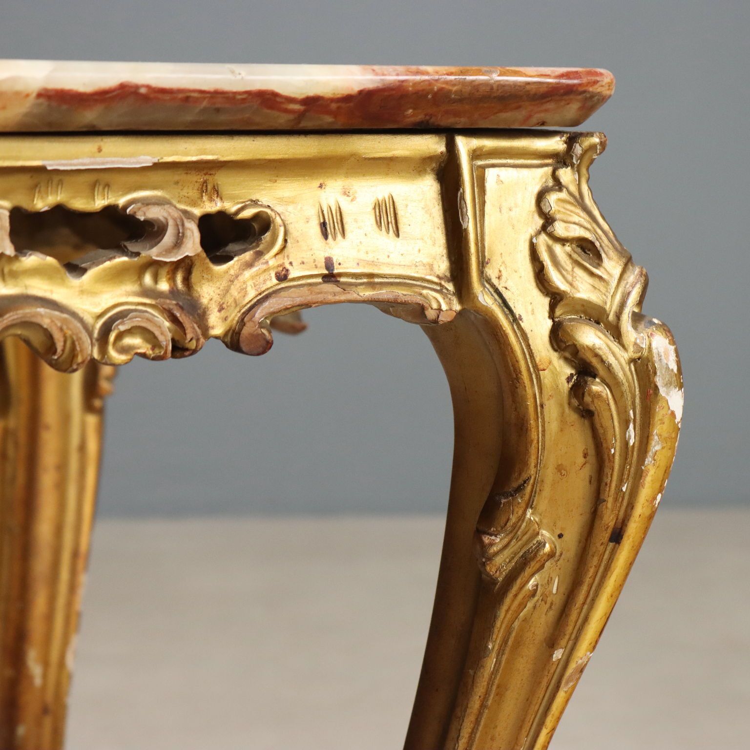 Petite table de style baroque, plateau en albâtre, XXe siècle photo Mobilier