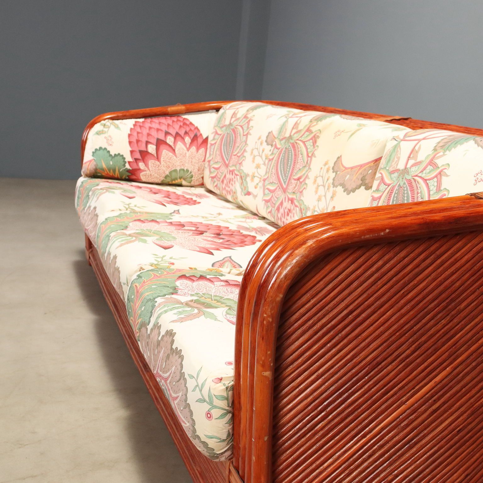 Jaren 1980 sofa van rattan en rood gelakt bamboe photo vinterior