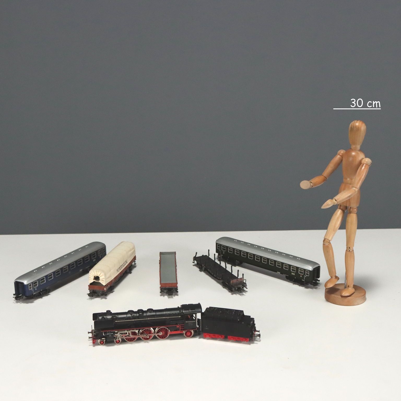 Marklin schaalmodel trein met accessoires, Duitsland, ca. jaren 1950, jaren 1960 photo furniture
