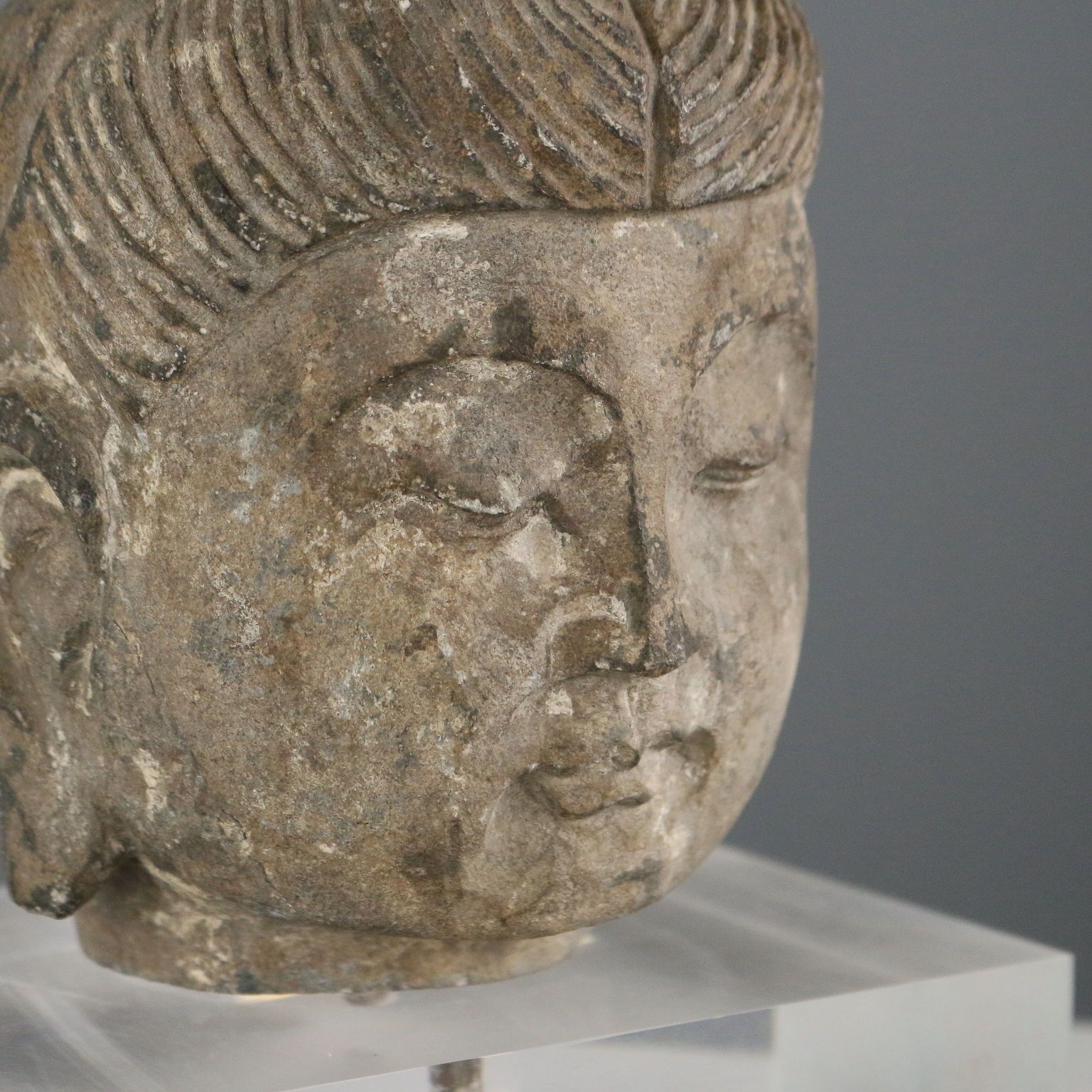 Moderne sculptuur stenen boeddha plexiglazen voet Thailand jaren 1990 photo Woonaccessoires