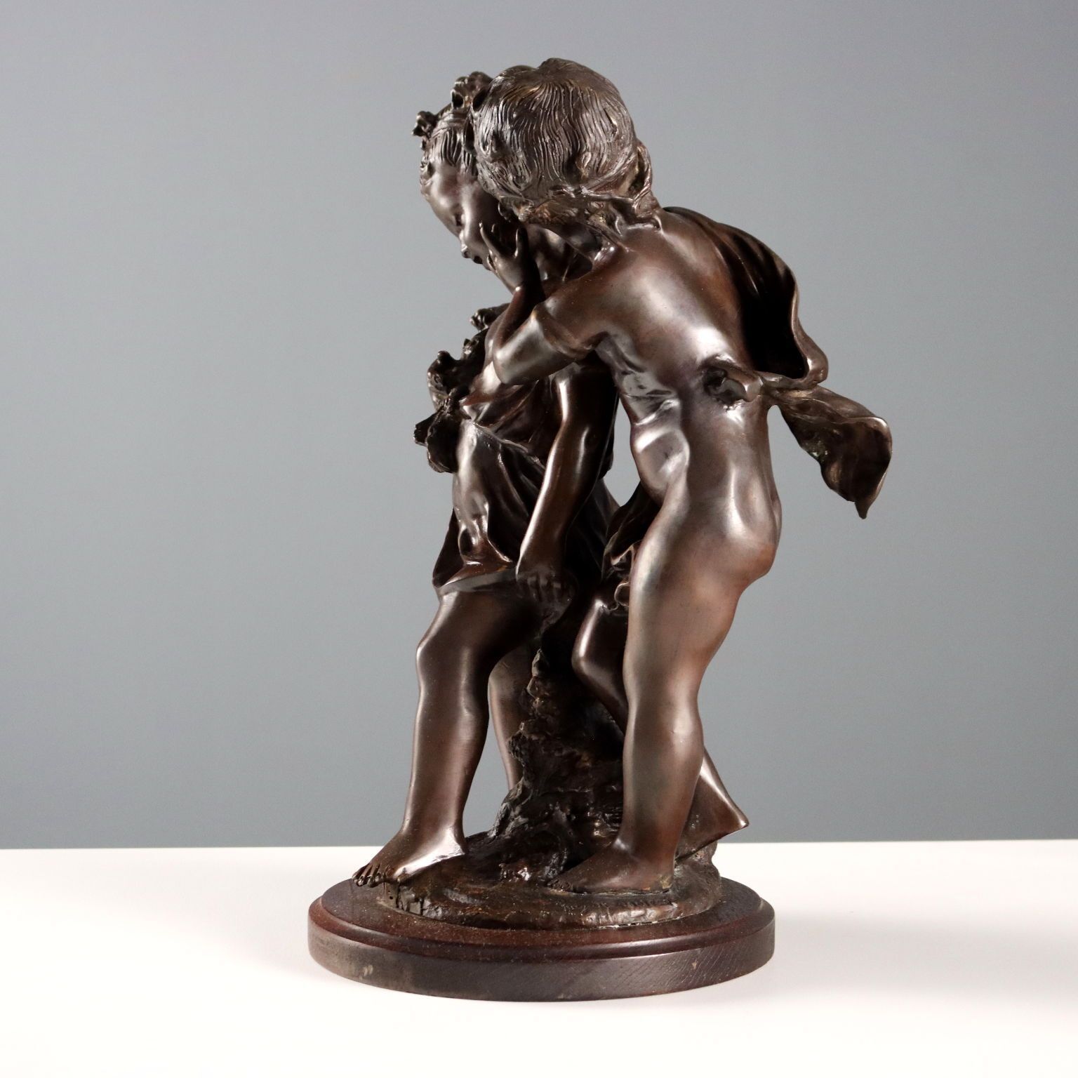 Sculpture en bronze par Auguste Moreau, Whispering Children photo vintage