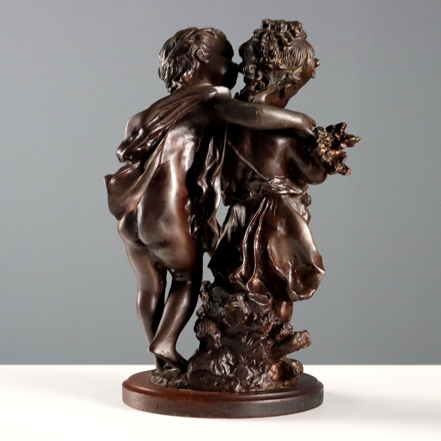 photo furniture Bronzen sculptuur van Auguste Moreau, Fluisterende kinderen