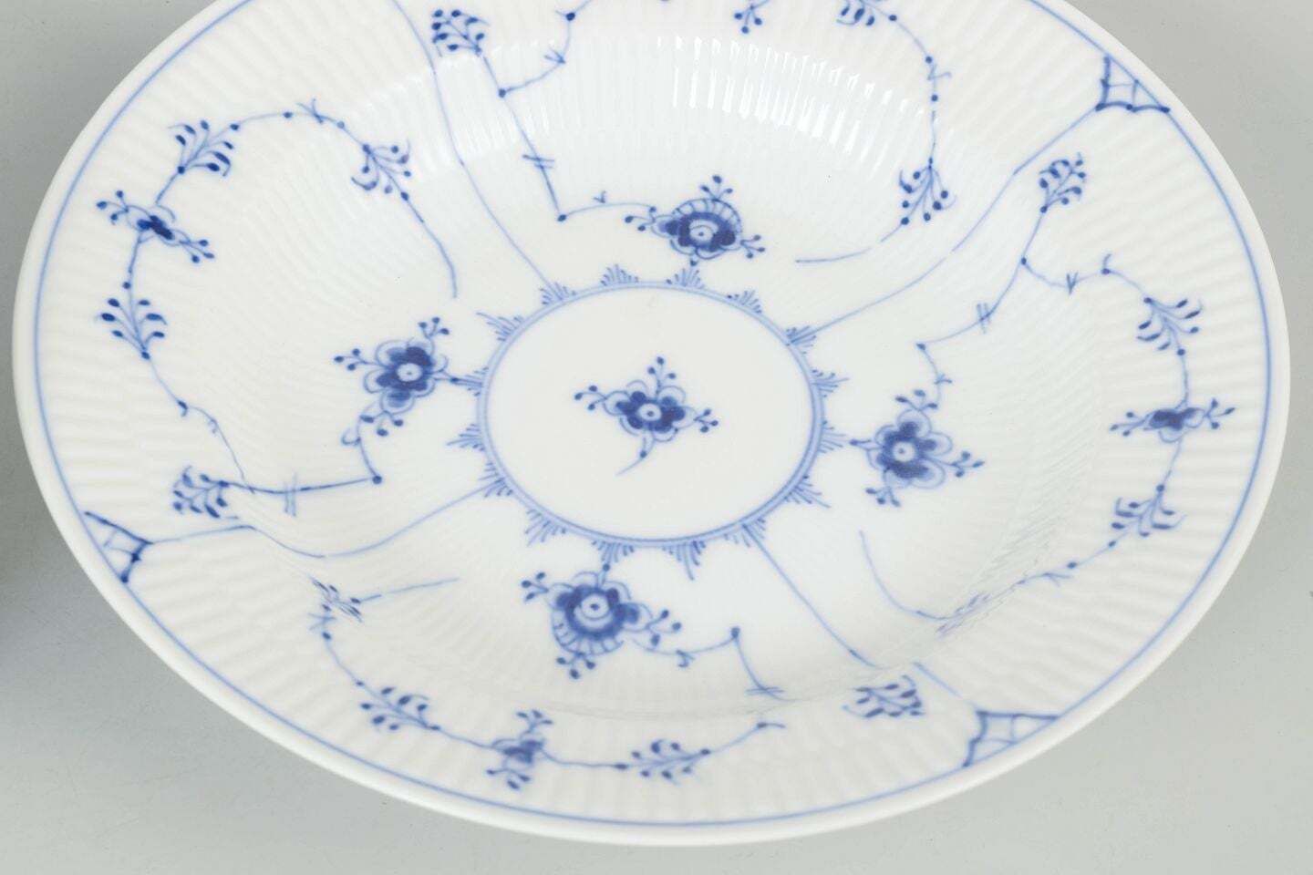 Royal Copenhagen, Blue Fluted Plain. Vier diepe porseleinen borden. Jaren 1920 1940 photo for sale