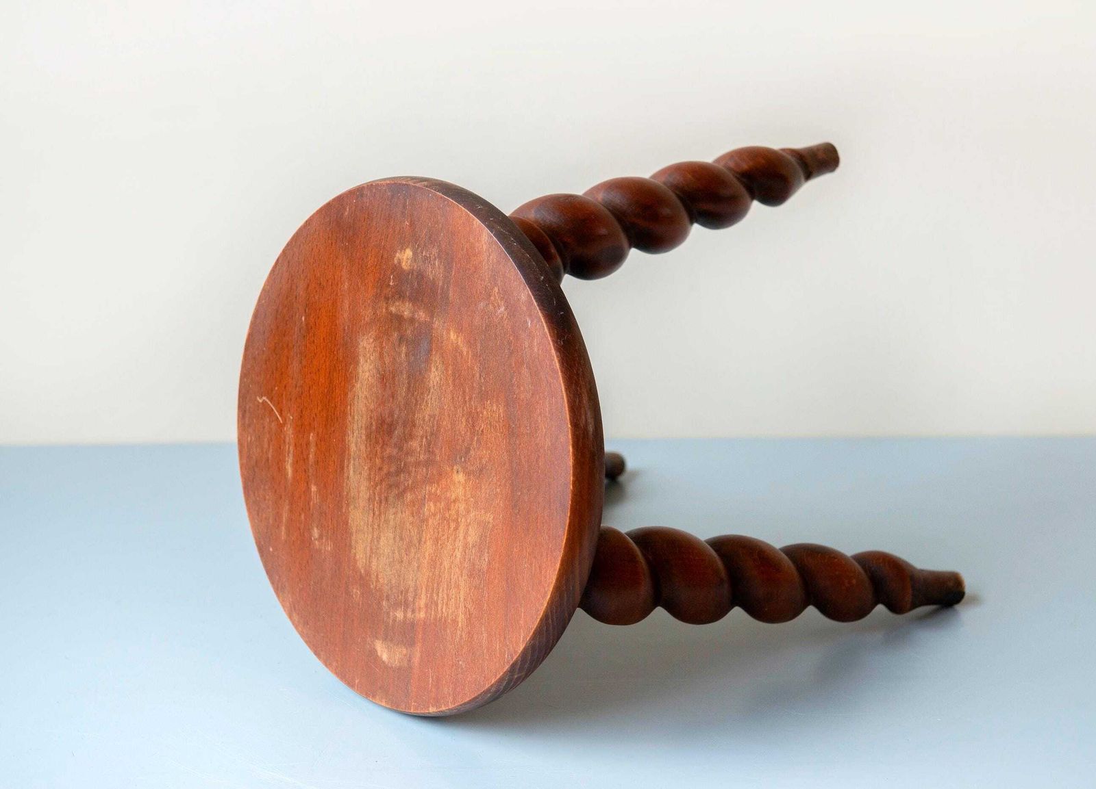 photo for sale Tabouret français vintage à pieds torsadés   Sellette ronde en bois   Petite table d'appoint tripode