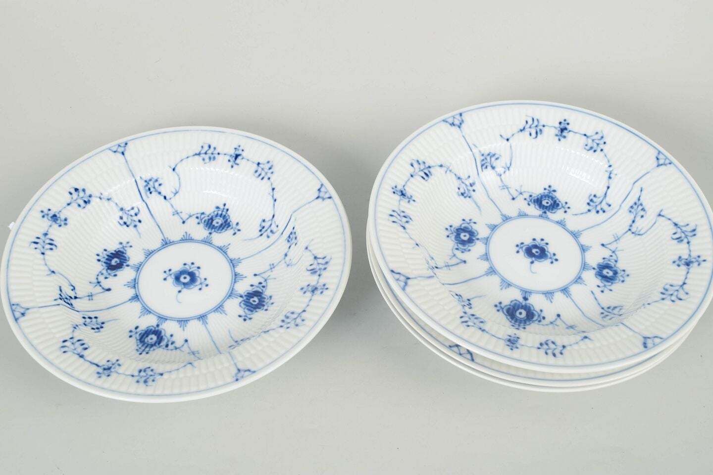 Royal Copenhagen, Blue Fluted Plain. Lot de quatre assiettes à pâtes en porcelaine. photo for sale