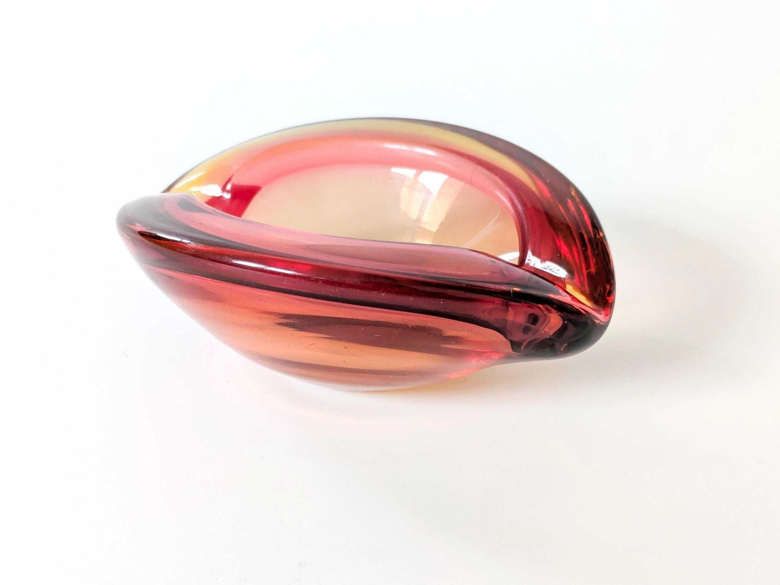 photo for sale Vintage Murano Sommerso glazen asbak oranje roze mid-century opvangschaal of snuisterijenschaaltje