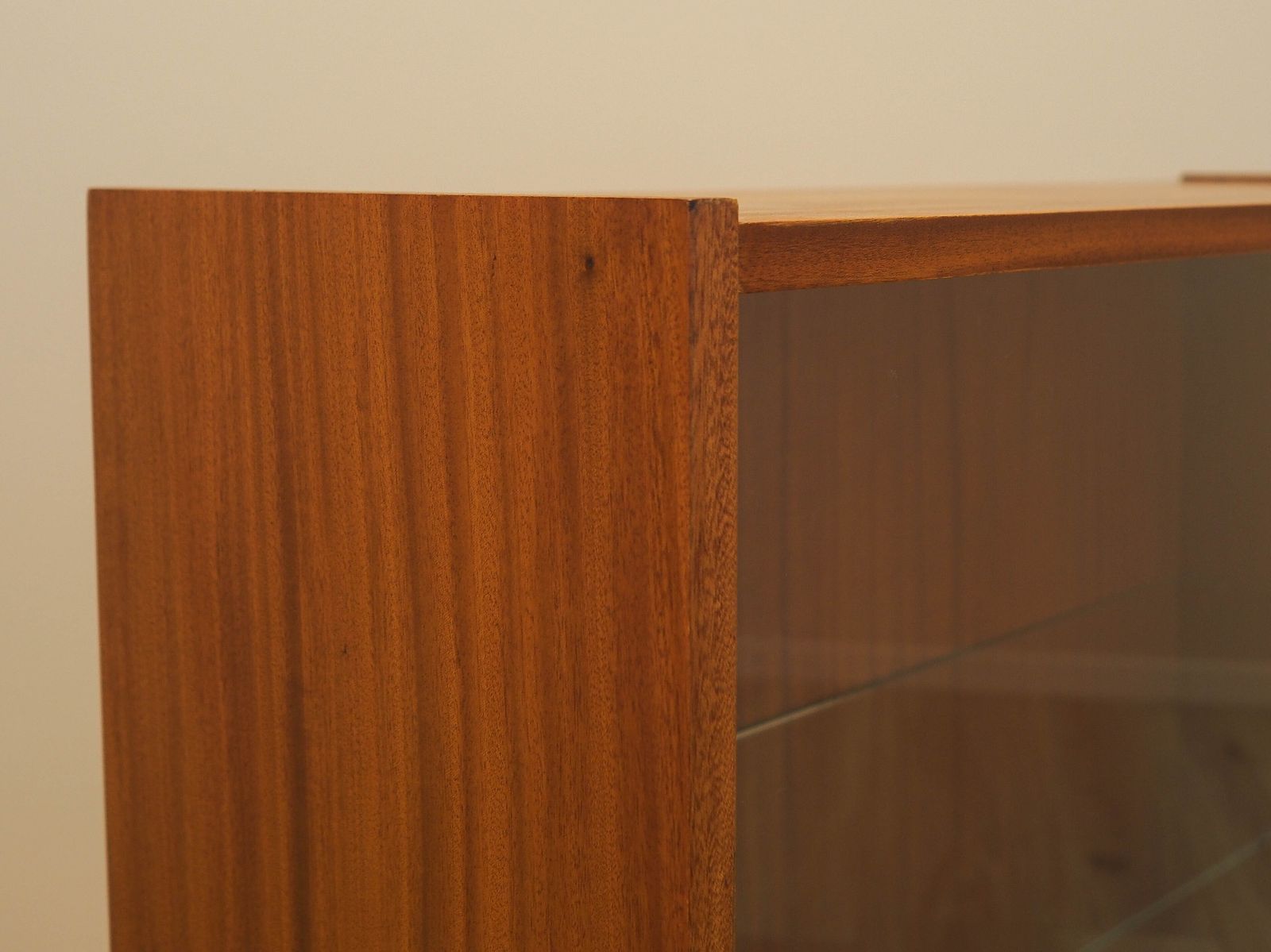 photo furniture Deens vitrinekastje met schuifdeuren van glas, mahoniehouten fineer, jaren 1970