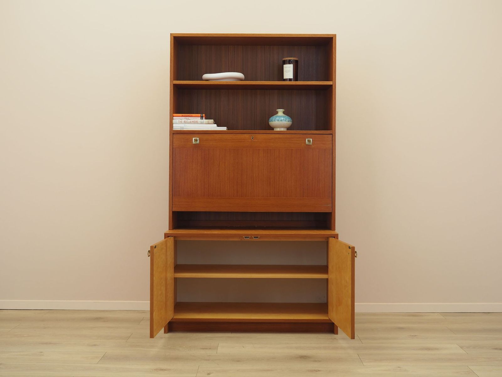 Deens teakhouten kastensysteem met verlichte barkaast, jaren 1970, Danish Modern photo for sale