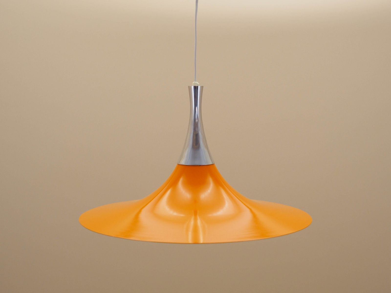 Deense Hanglamp Ca. Jaren 1960 Met Oranje Metalen Kap In Scandinavisch Modern Stijl photo furniture