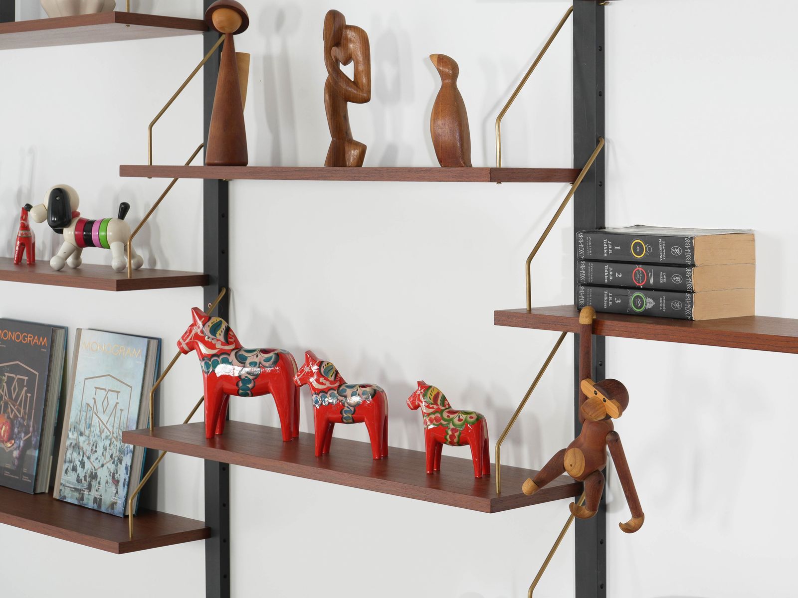 Deens modulair wandmeubel ca. jaren 1970, teakfineer met zwarte wandrails, tien planken photo buy