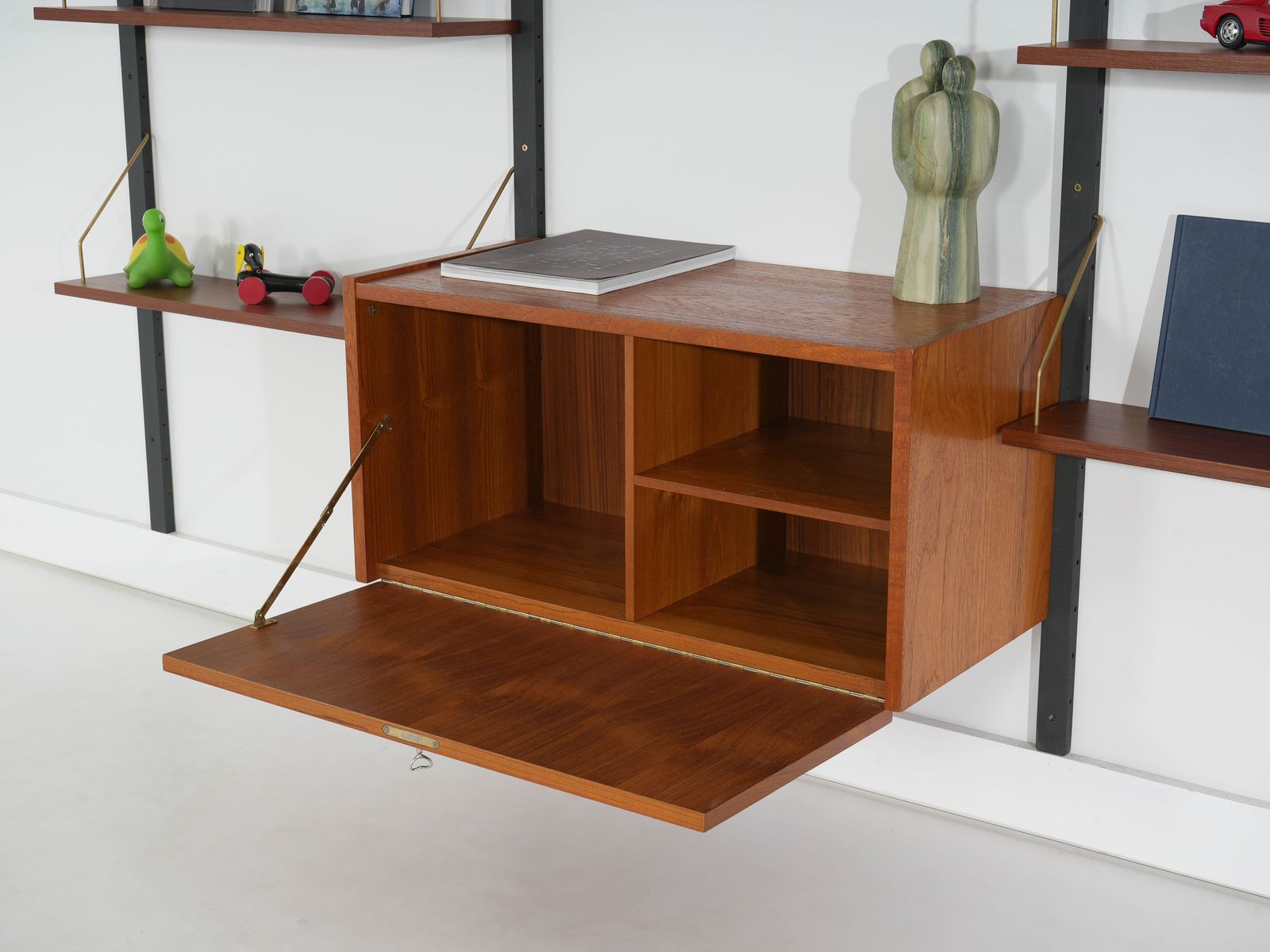 Mobilier Bibliothèque modulaire danoise, années 1970 - placage de teck avec rails muraux noirs, dix étagères photo