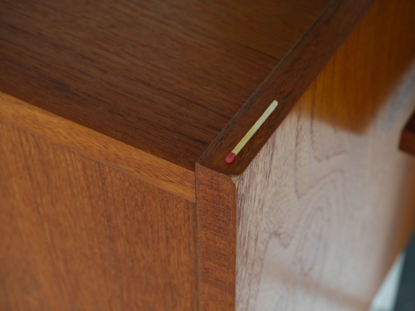 photo buy Deens modulair wandmeubel ca. jaren 1970, teakfineer met zwarte wandrails, tien planken