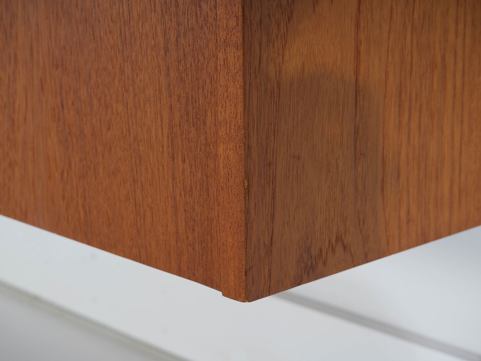 photo vintage Deens modulair wandmeubel ca. jaren 1970, teakfineer met zwarte wandrails, tien planken