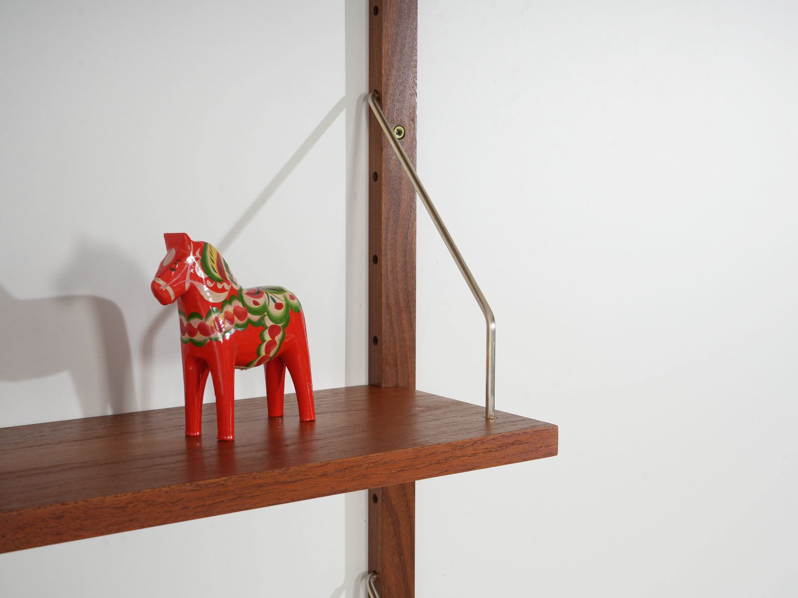 photo furniture Deens teakfineer modulair wandrekken systeem ca. jaren 1970, vijf verstelbare planken