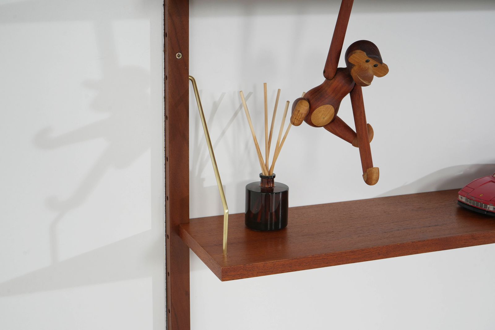 photo for sale Deens teakfineer modulair wandrekken systeem ca. jaren 1970, vijf verstelbare planken
