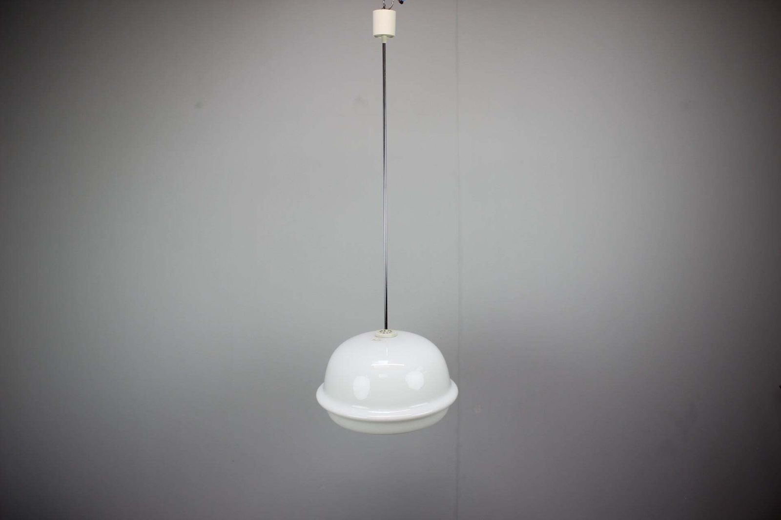 Tsjechoslowaakse Space Age hanglamp van opaline melkglas, jaren 1970 photo buy