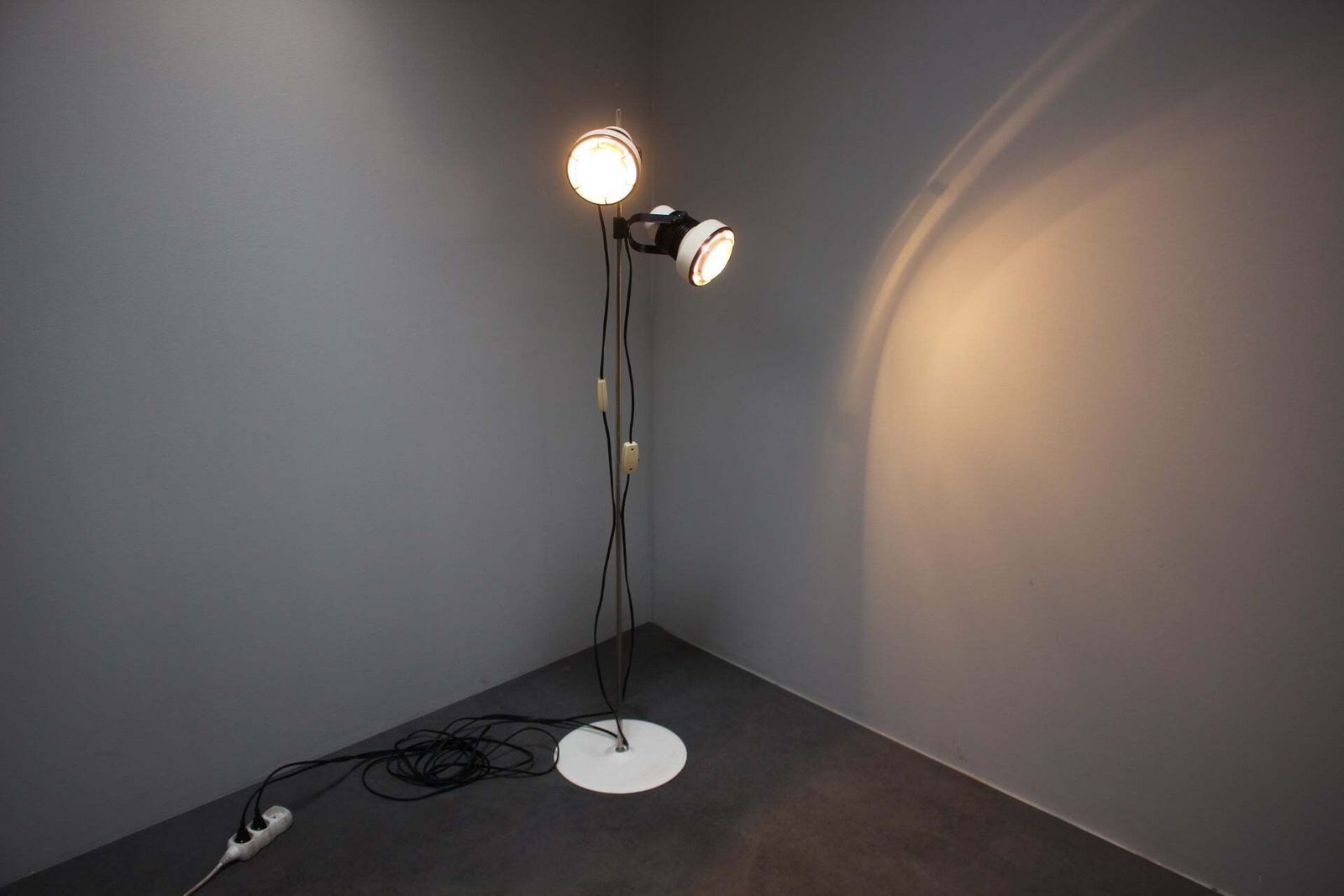 photo furniture Lampadaire vintage hongrois à deux spots orientables, Space Age, années 1970, blanc et noir