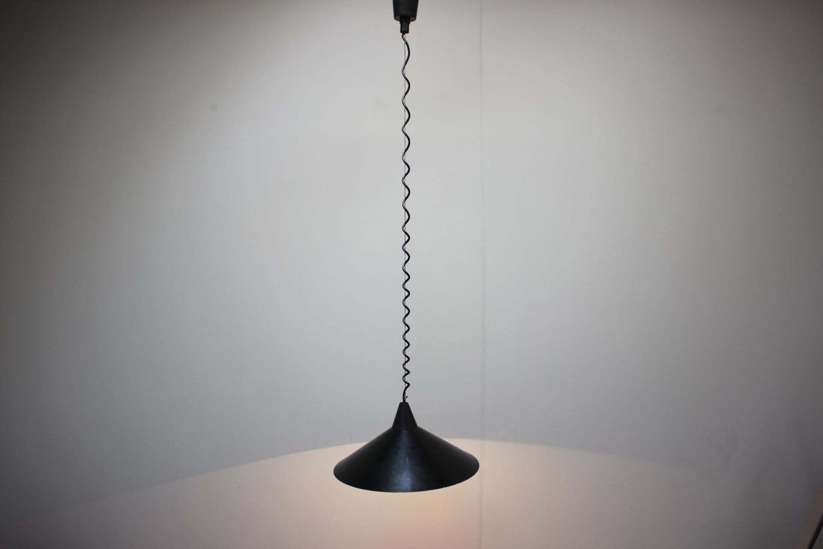 Verlichting Hanglamp, Tsjecho-Slowakije, jaren 1970, Space Age, zwart metaal photo