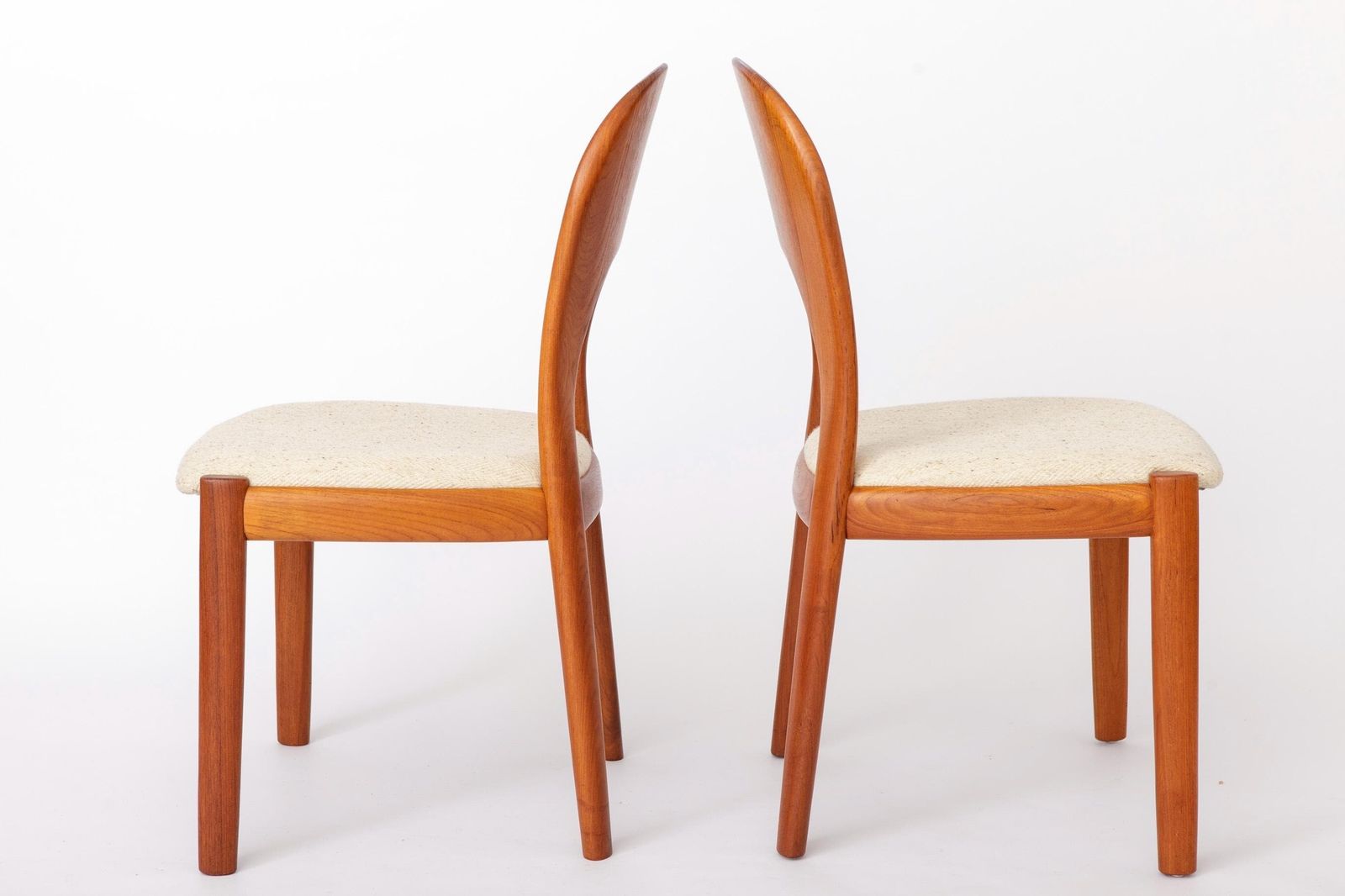 Paar Niels Koefoed Teakhouten Eetkamerstoelen, jaren 1970, Deens Modern, Lichtbeige Wollen Bekleding, Scandinavisch Mid-Century Design photo furniture