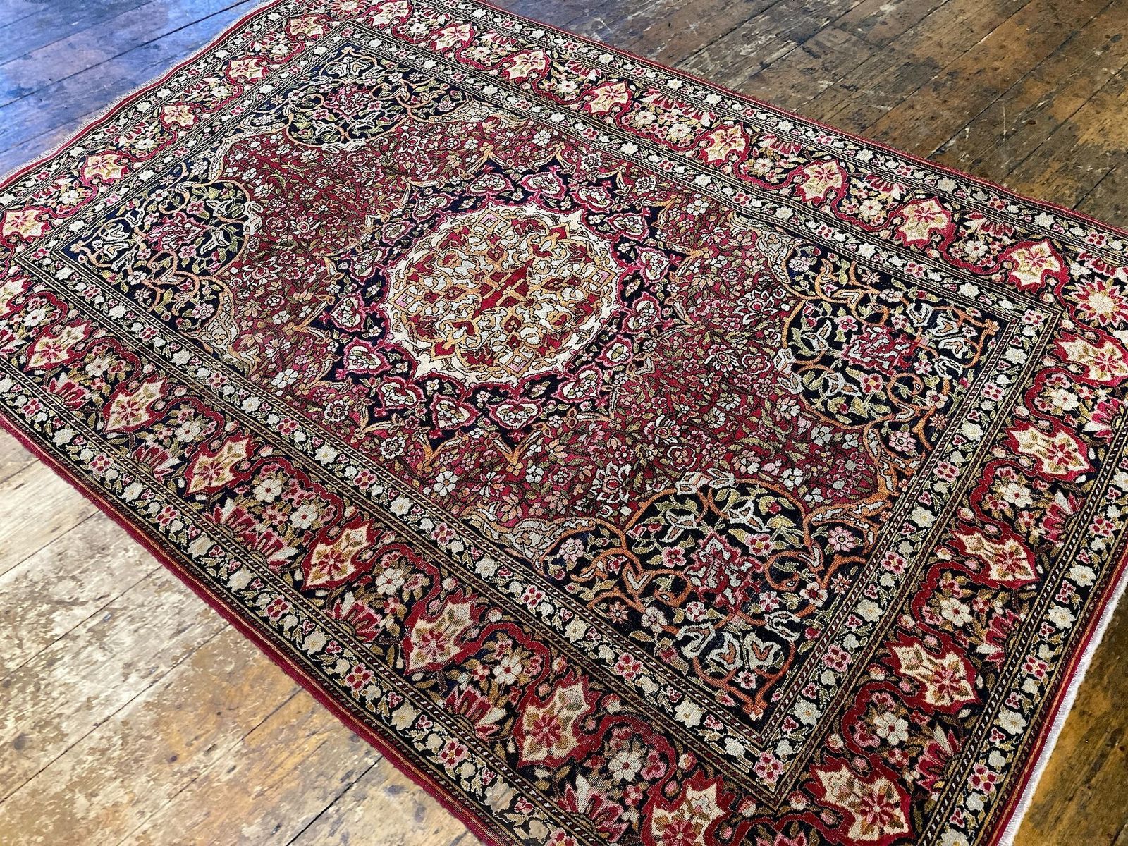 Antique Isfahan Rug 2.09m X 1.39m photo 2200.0