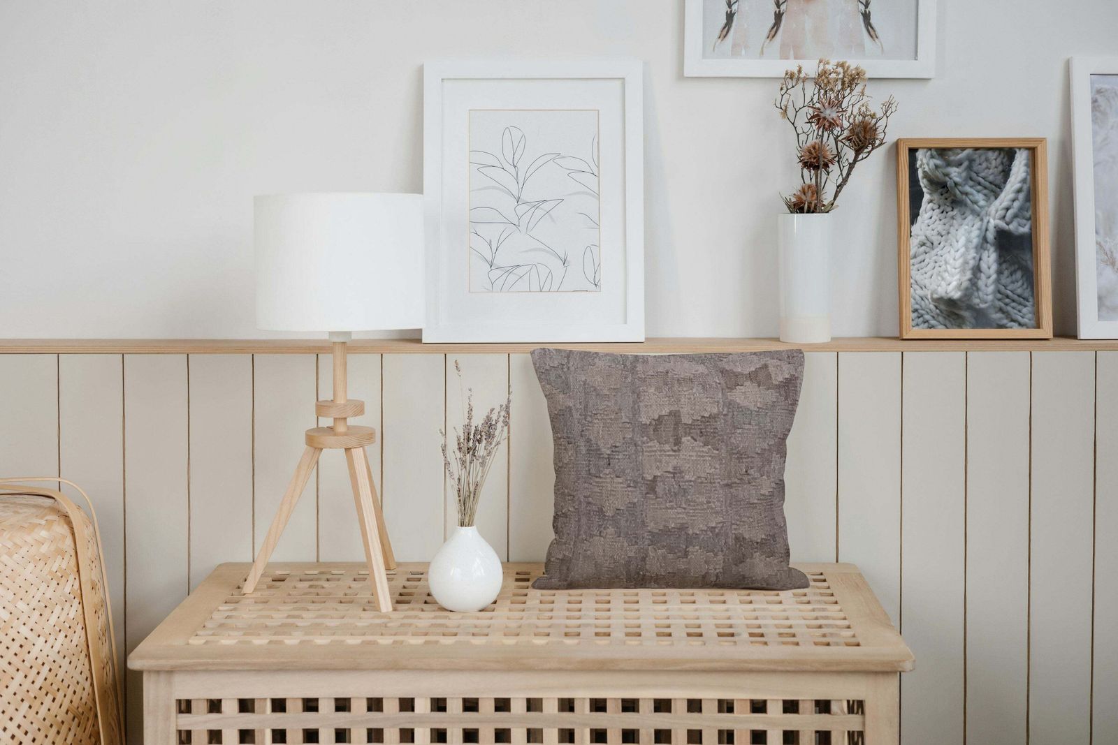 Geometrische grijze kussenhoes, vintage Afghaanse kilim kussen, modern woonaccent photo furniture
