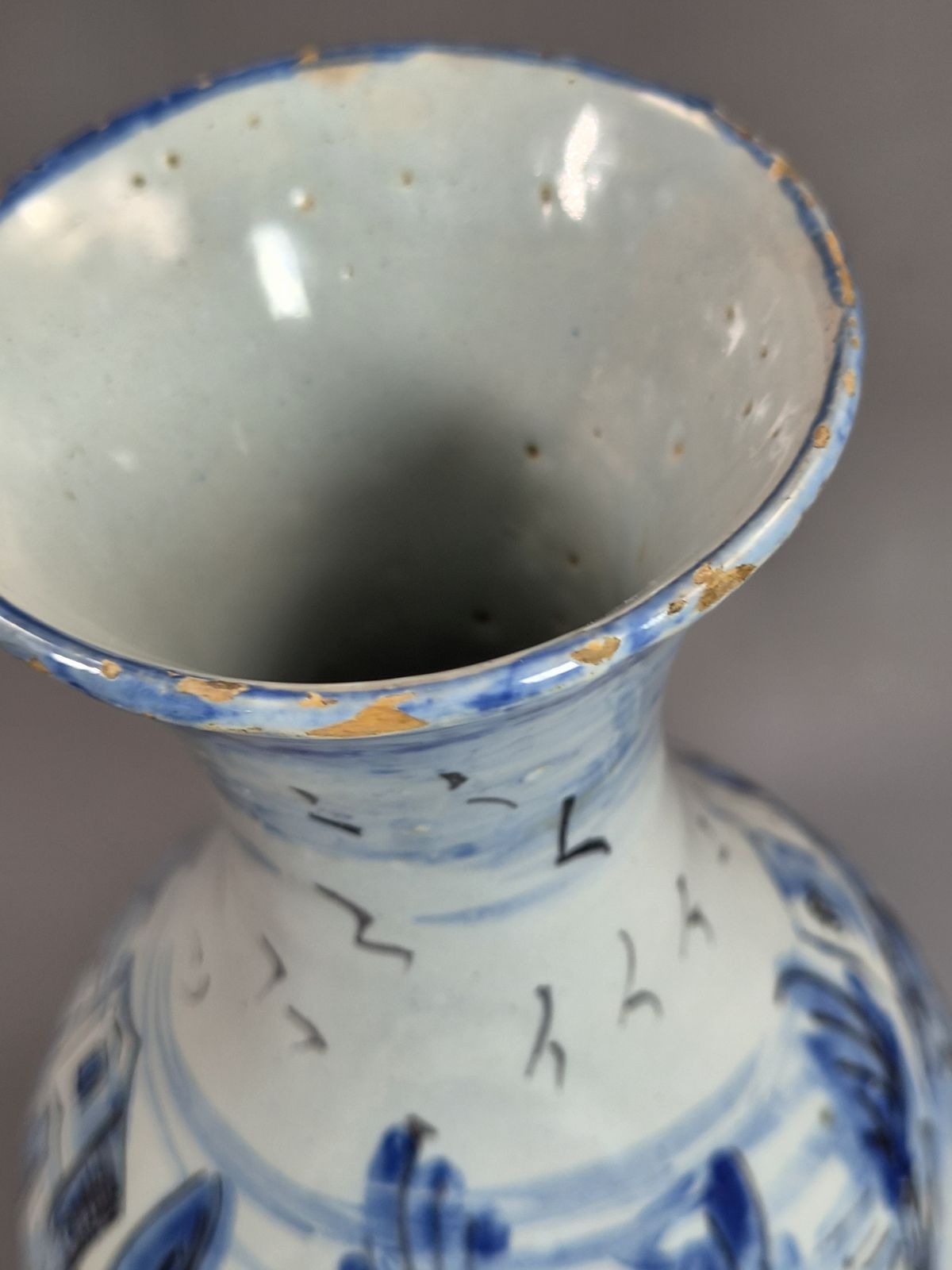 photo for sale Antiek Cantagalli blauw-wit maiolica vaasje in Savona-stijl, Florence, ca. 1884