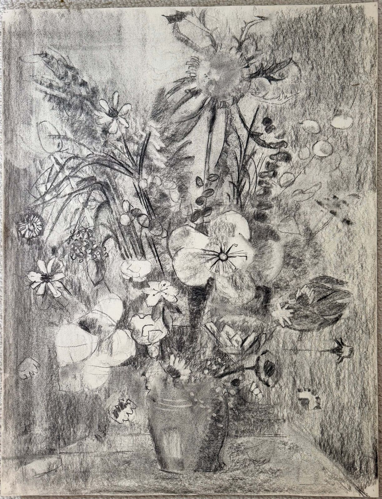 Nature morte en noir et blanc avec fleurs, dessin moderniste français au fusain et au crayon photo furniture
