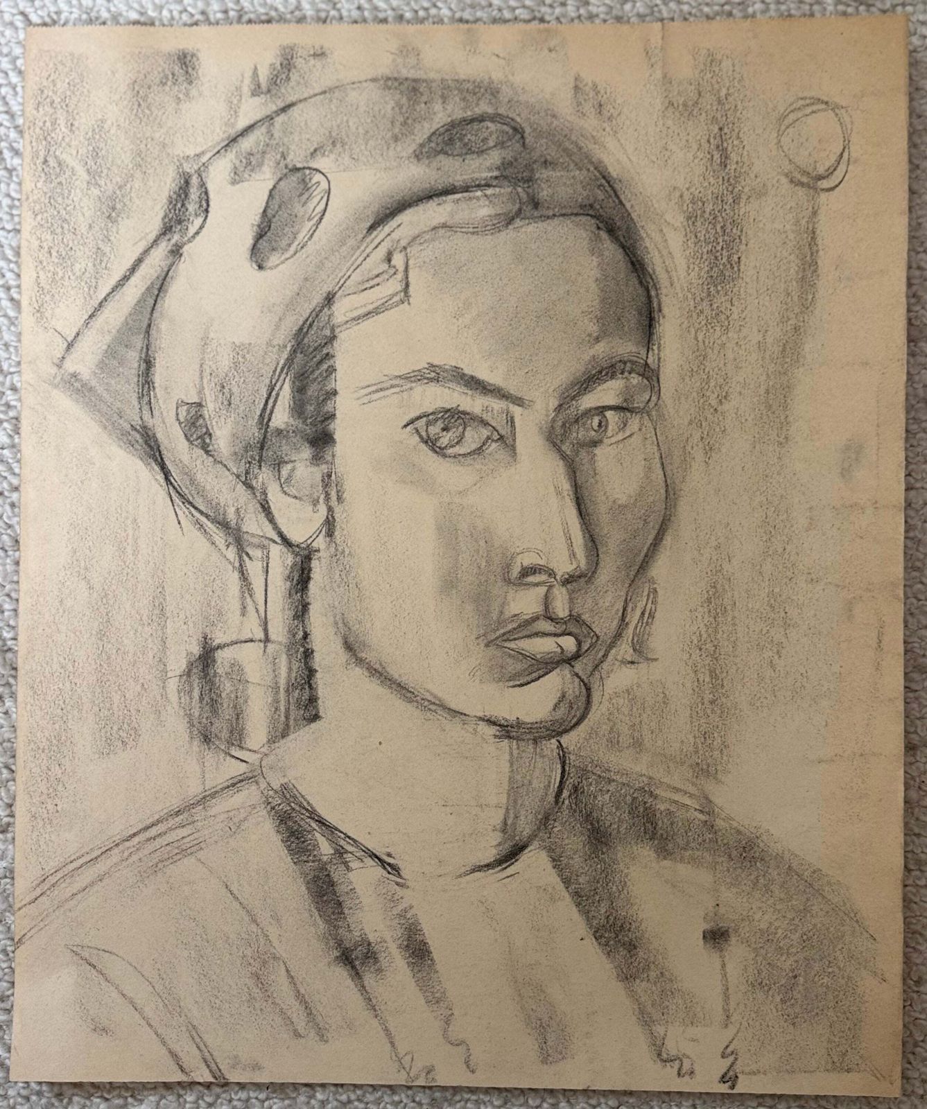 Portrait moderniste français d'une femme au foulard, fusain et crayon photo furniture