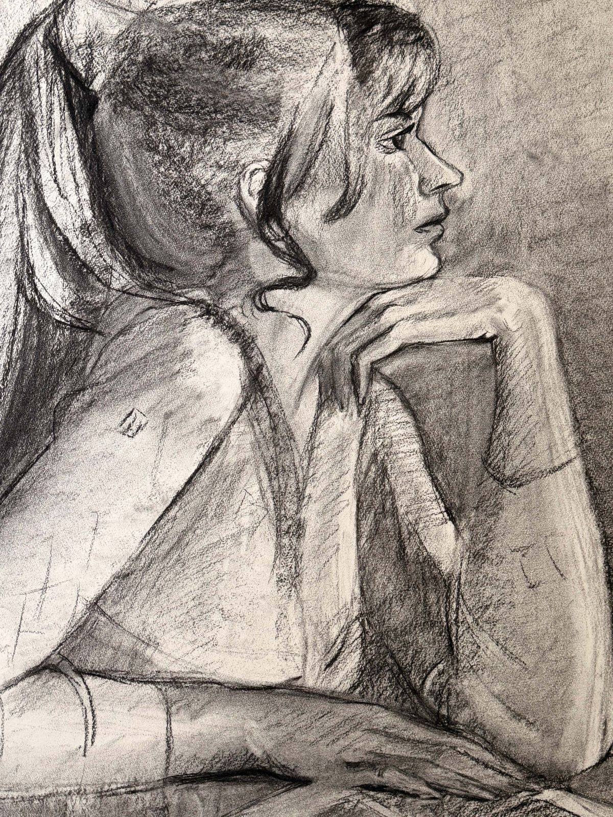 Femme élégante lisant à une table, dessin au fusain, portrait moderniste français photo for sale