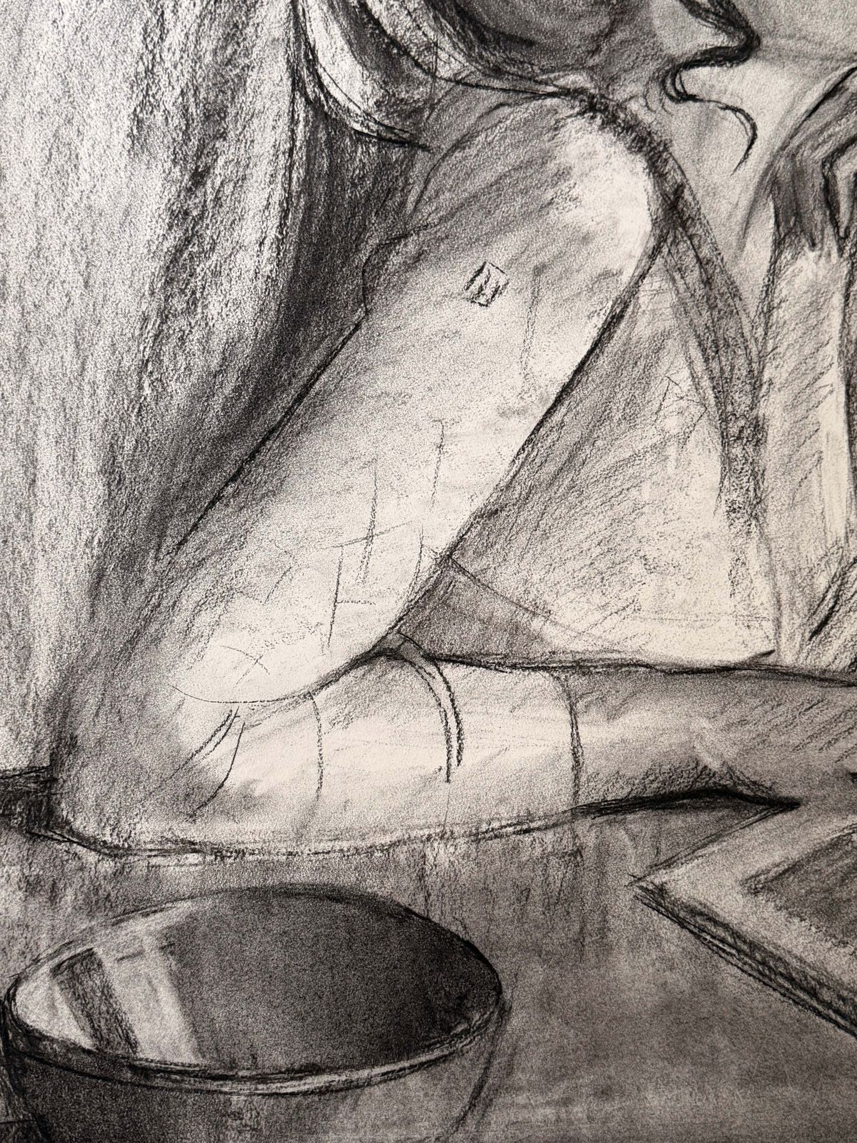 Femme élégante lisant à une table, dessin au fusain, portrait moderniste français photo 663.0