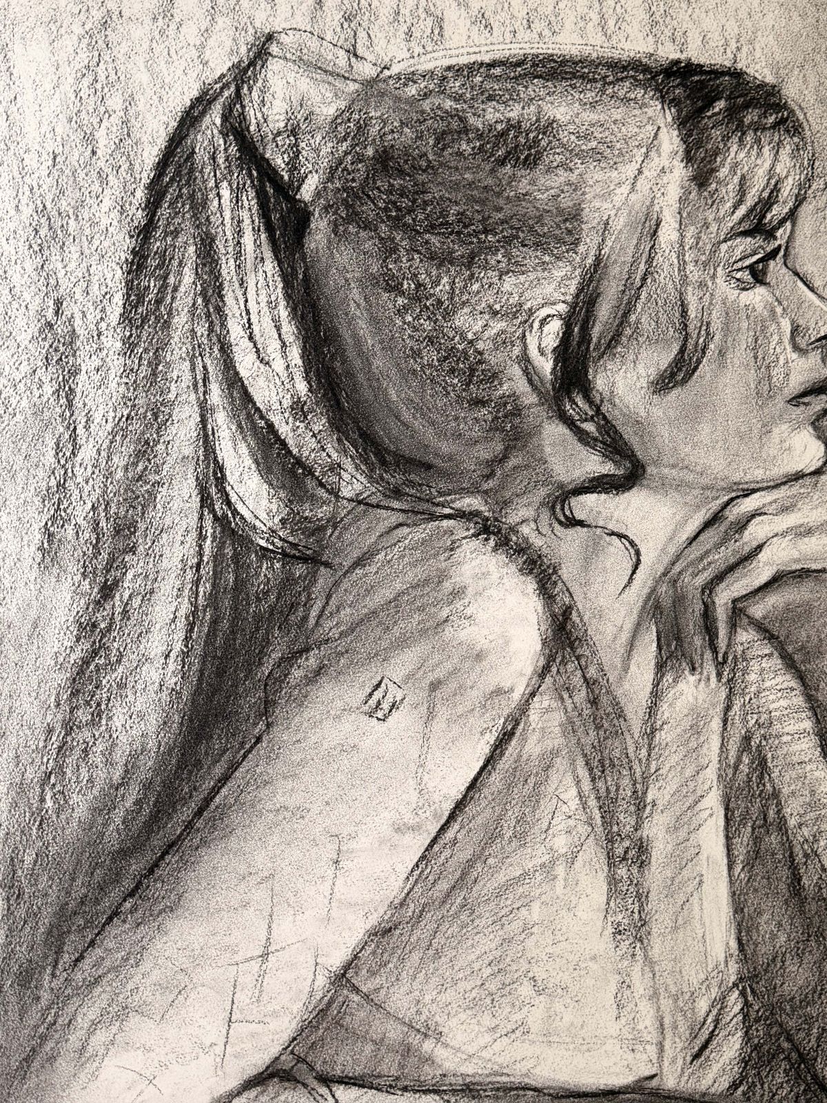 Femme élégante lisant à une table, dessin au fusain, portrait moderniste français photo vinterior