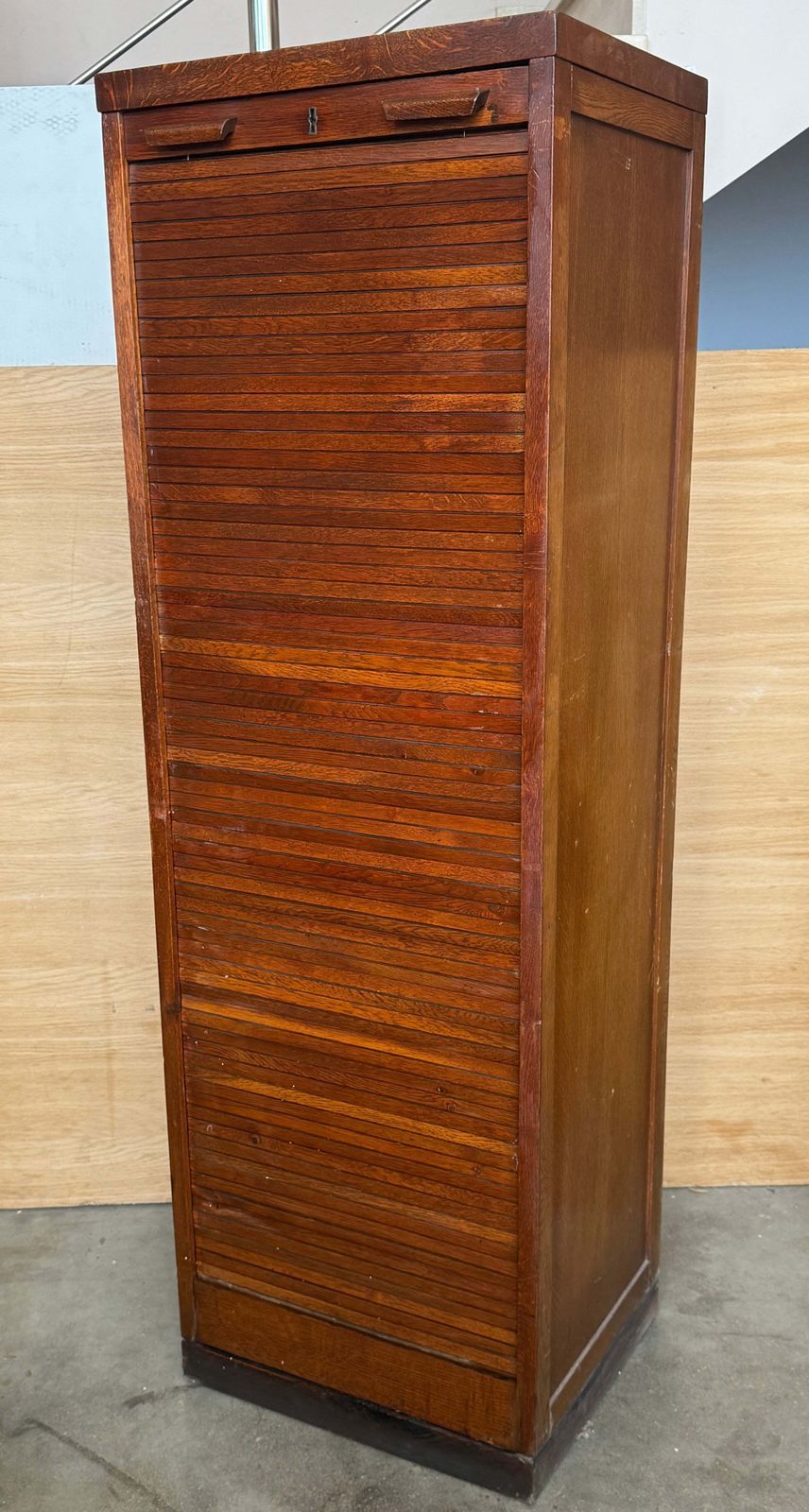 Classeur à rideau tambour d'époque en bois avec plateaux coulissants pour documents photo 2539.0