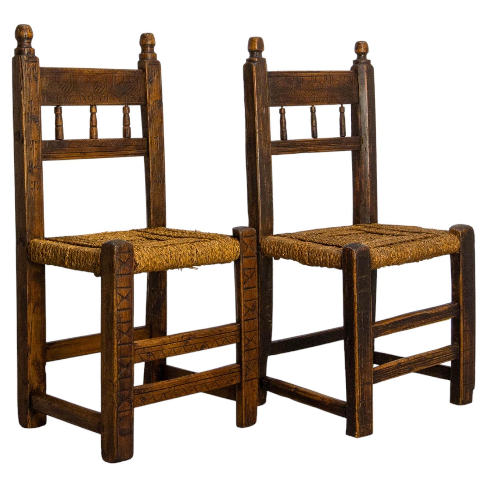 Spaans paar decoratieve bijzetstoelen van grenenhout, 19e eeuw
