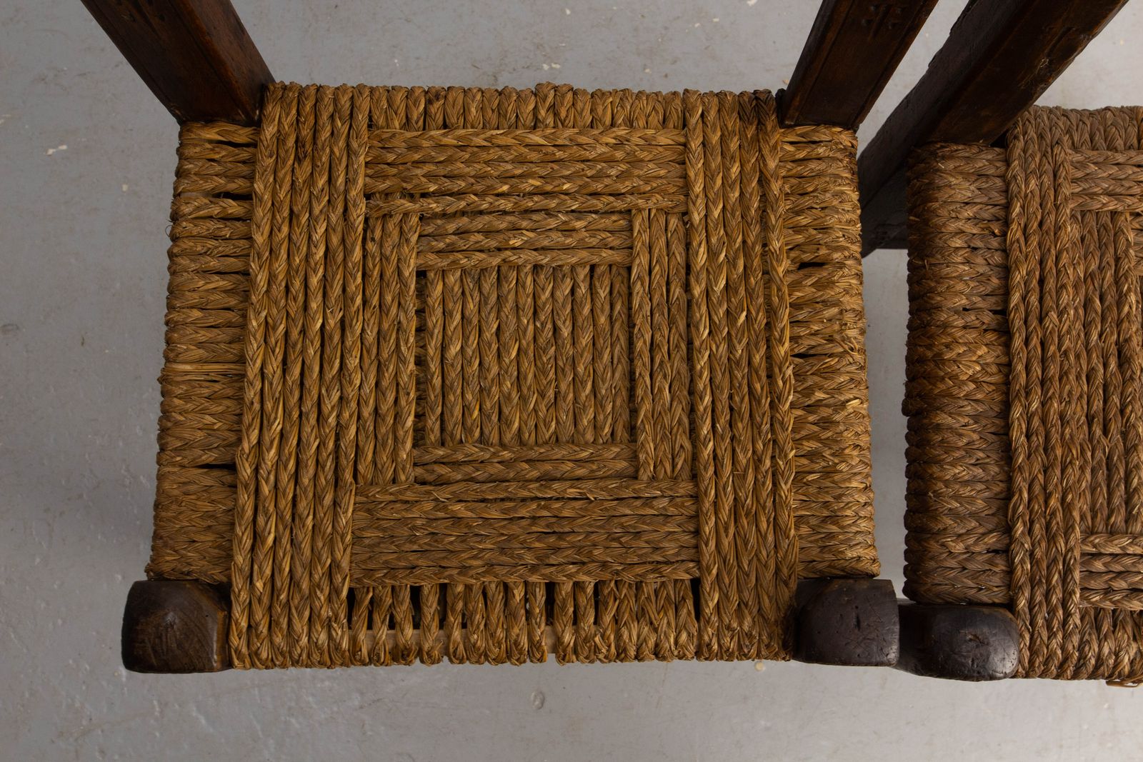 Spaans paar decoratieve bijzetstoelen van grenenhout, 19e eeuw photo 1025.0