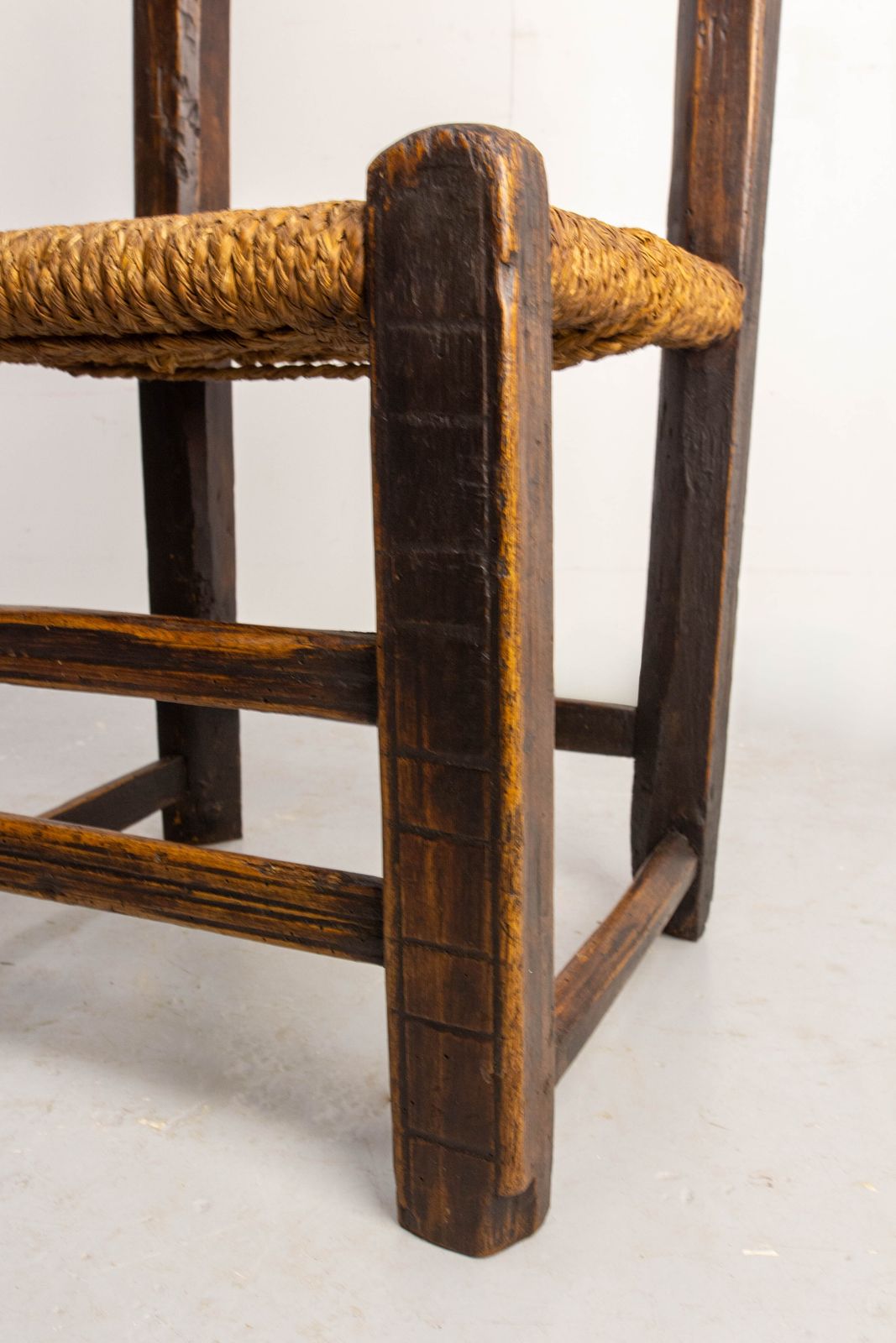 Spaans paar decoratieve bijzetstoelen van grenenhout, 19e eeuw photo vintage