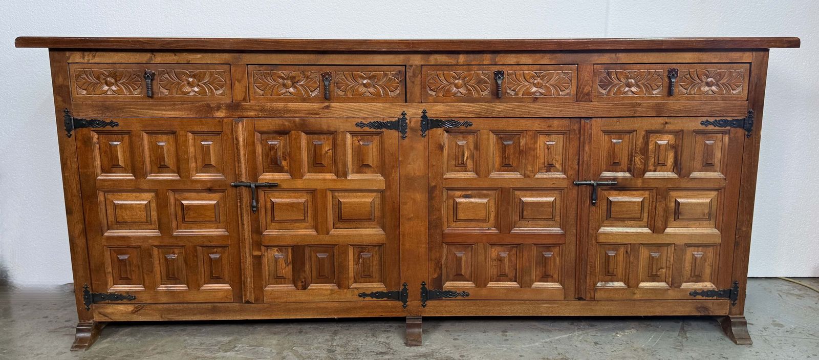 Buffet espagnol rustique en bois sculpté avec ferrures forgées à la main, XXe siècle photo for sale
