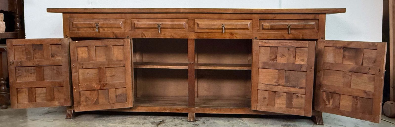 Buffet espagnol rustique en bois sculpté avec ferrures forgées à la main, XXe siècle photo vinterior