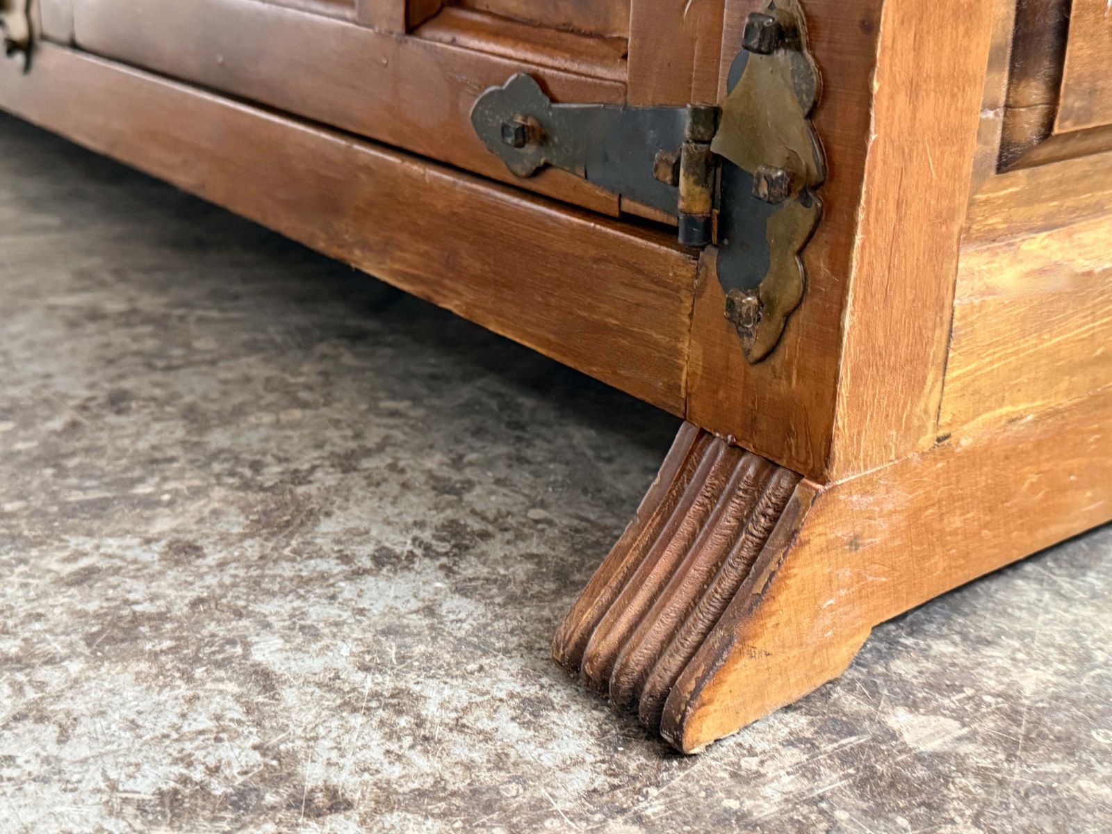photo furniture Buffet espagnol rustique en bois sculpté avec ferrures forgées à la main, XXe siècle
