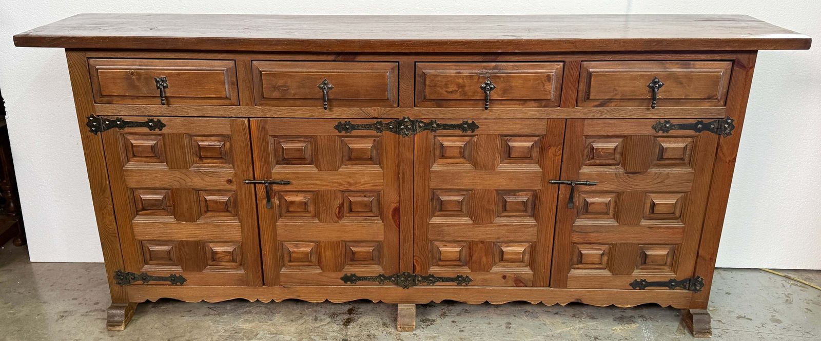 Buffet ou cabinet rustique espagnol en bois sculpté avec poignées latérales photo furniture